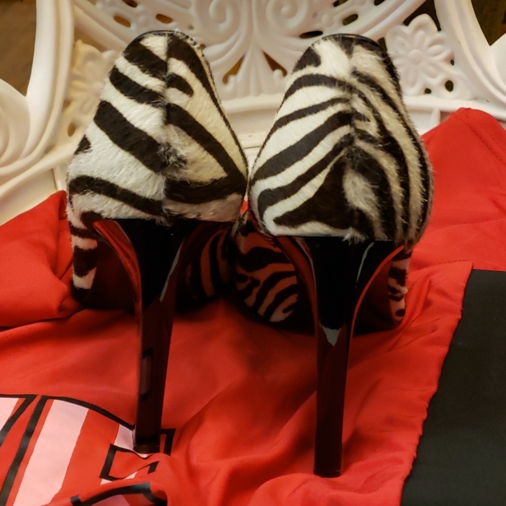 Fortune Valentino Zebra Skin Black/Cream pumps SZ - Picture 7 of 8
